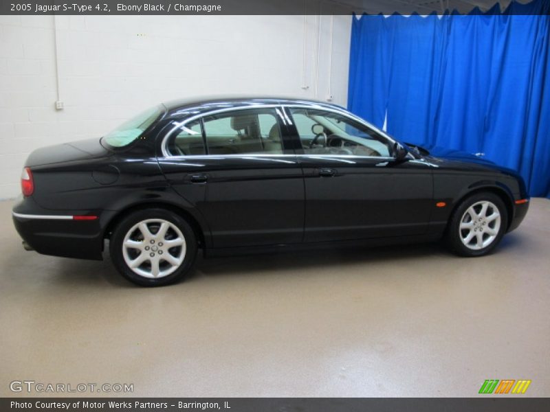 Ebony Black / Champagne 2005 Jaguar S-Type 4.2