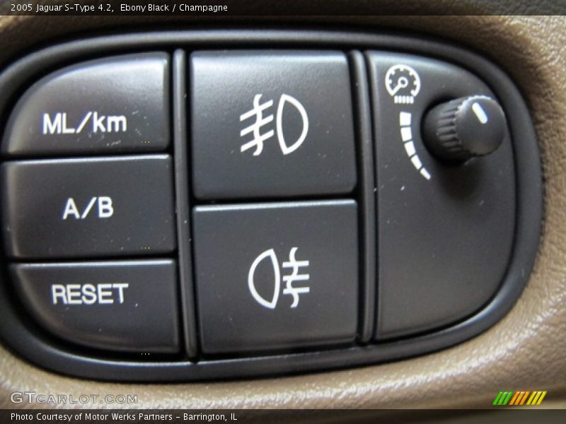 Ebony Black / Champagne 2005 Jaguar S-Type 4.2
