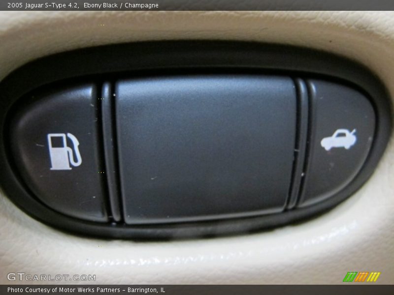 Ebony Black / Champagne 2005 Jaguar S-Type 4.2