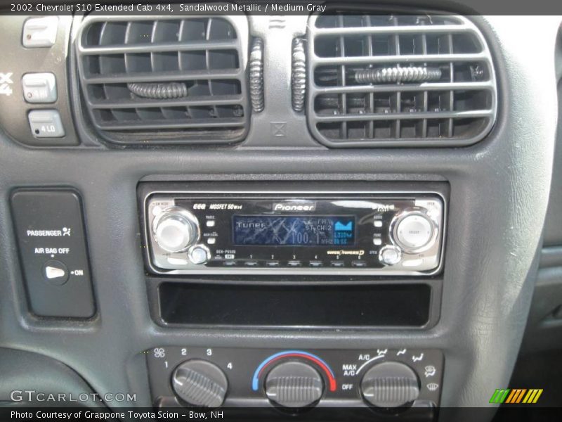 Sandalwood Metallic / Medium Gray 2002 Chevrolet S10 Extended Cab 4x4