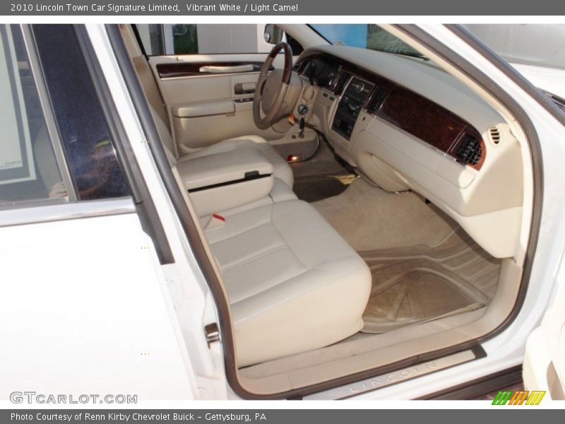 Vibrant White / Light Camel 2010 Lincoln Town Car Signature Limited
