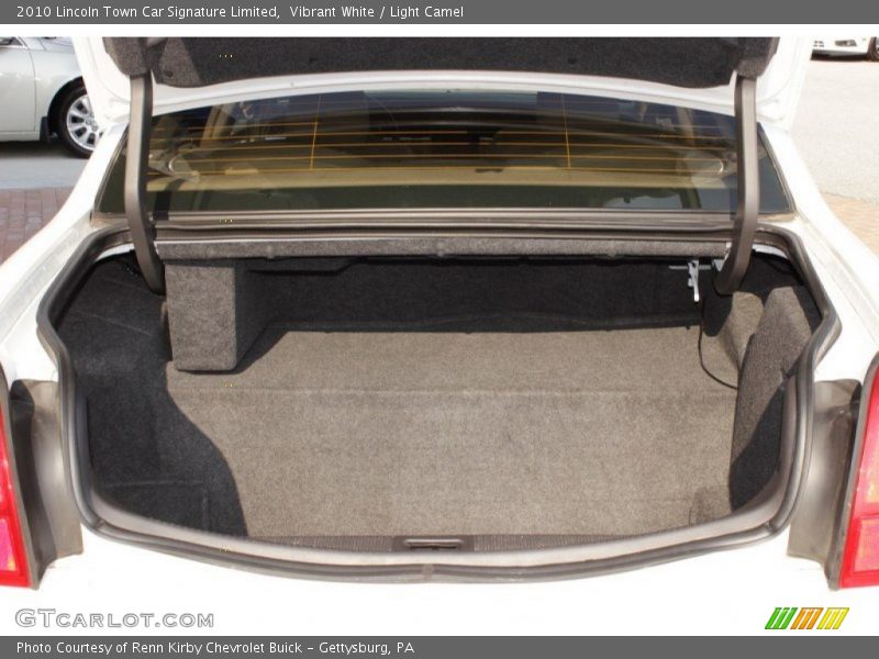 Vibrant White / Light Camel 2010 Lincoln Town Car Signature Limited