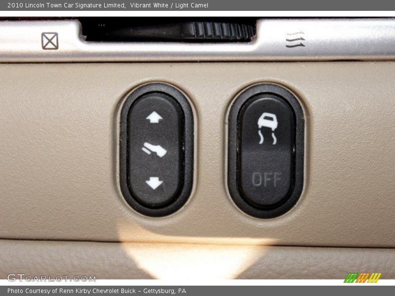 Vibrant White / Light Camel 2010 Lincoln Town Car Signature Limited