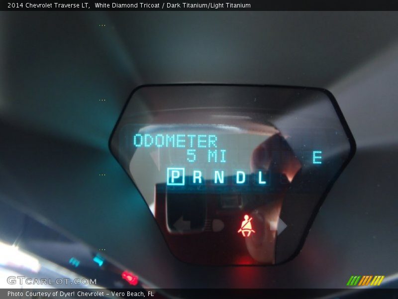 White Diamond Tricoat / Dark Titanium/Light Titanium 2014 Chevrolet Traverse LT