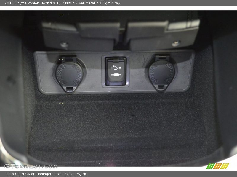 Classic Silver Metallic / Light Gray 2013 Toyota Avalon Hybrid XLE