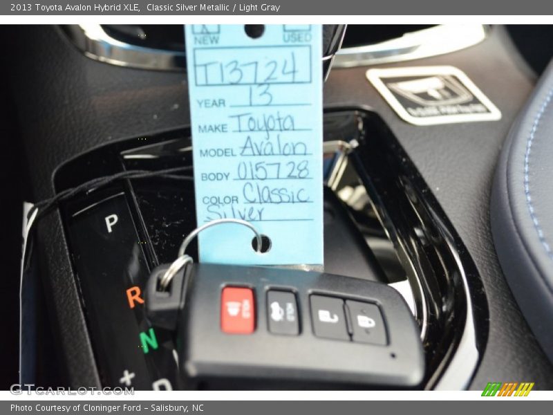 Classic Silver Metallic / Light Gray 2013 Toyota Avalon Hybrid XLE