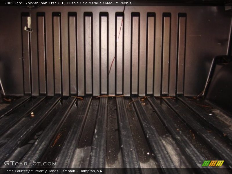 Pueblo Gold Metallic / Medium Pebble 2005 Ford Explorer Sport Trac XLT
