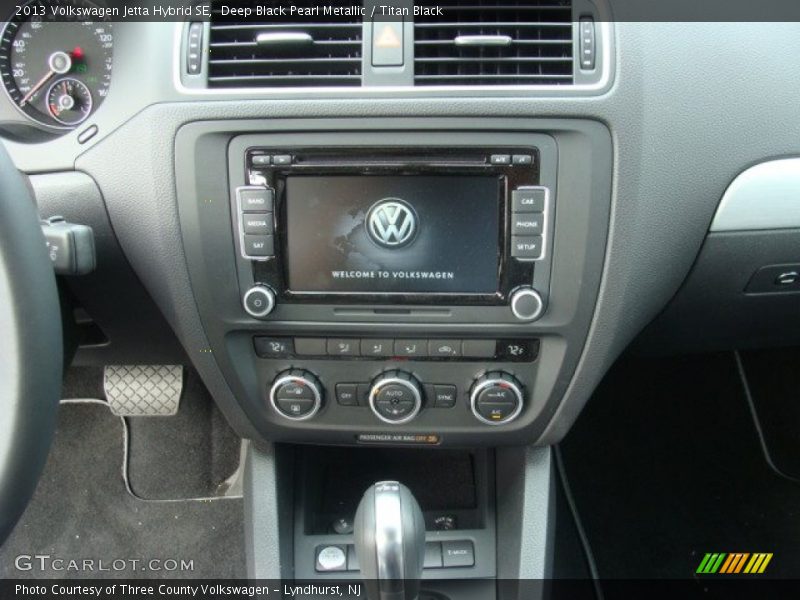 Deep Black Pearl Metallic / Titan Black 2013 Volkswagen Jetta Hybrid SE