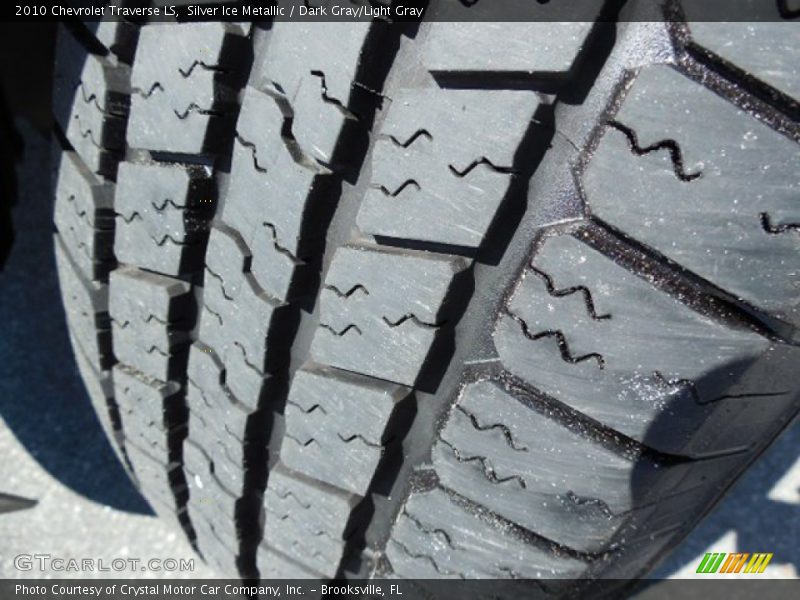 Silver Ice Metallic / Dark Gray/Light Gray 2010 Chevrolet Traverse LS