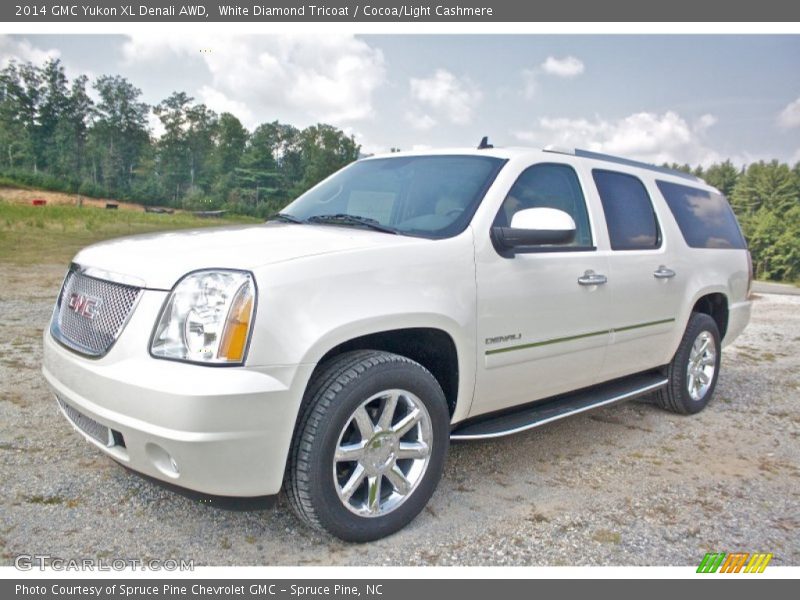 Front 3/4 View of 2014 Yukon XL Denali AWD