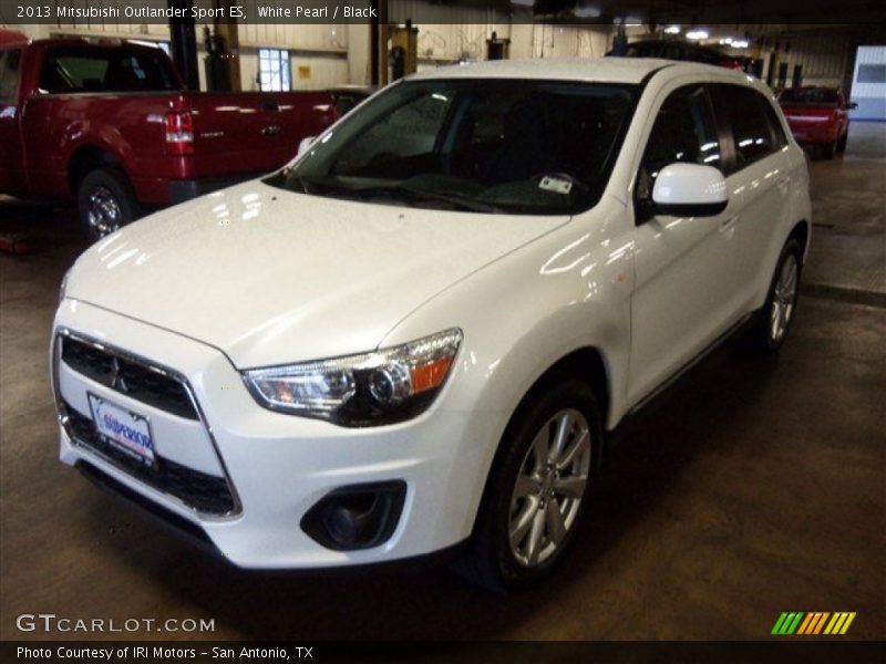 White Pearl / Black 2013 Mitsubishi Outlander Sport ES