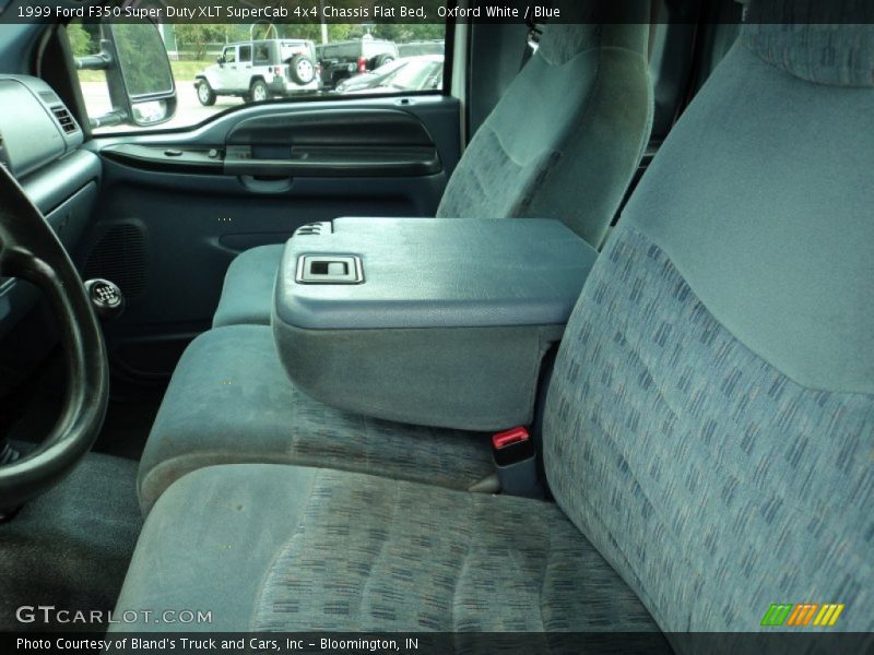 Oxford White / Blue 1999 Ford F350 Super Duty XLT SuperCab 4x4 Chassis Flat Bed