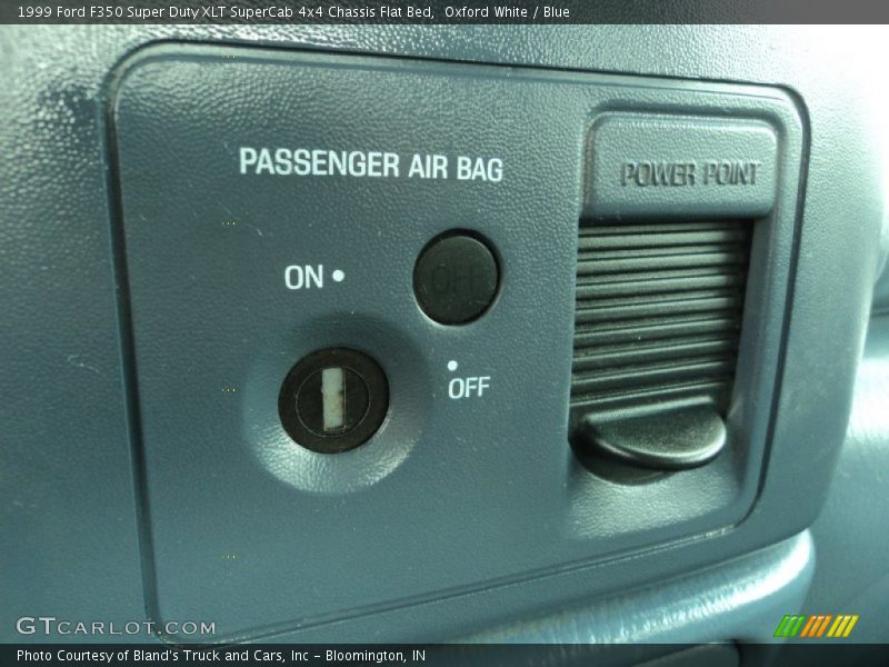 Oxford White / Blue 1999 Ford F350 Super Duty XLT SuperCab 4x4 Chassis Flat Bed