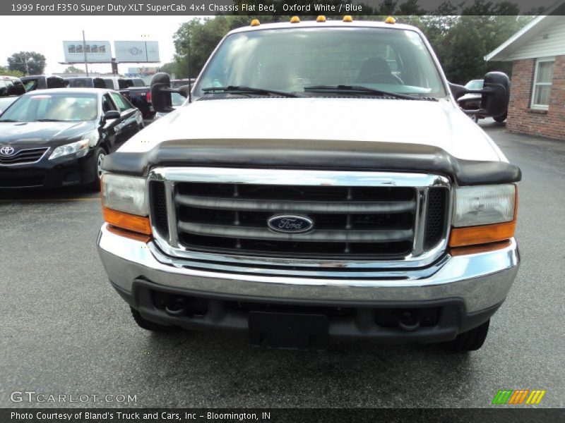 Oxford White / Blue 1999 Ford F350 Super Duty XLT SuperCab 4x4 Chassis Flat Bed