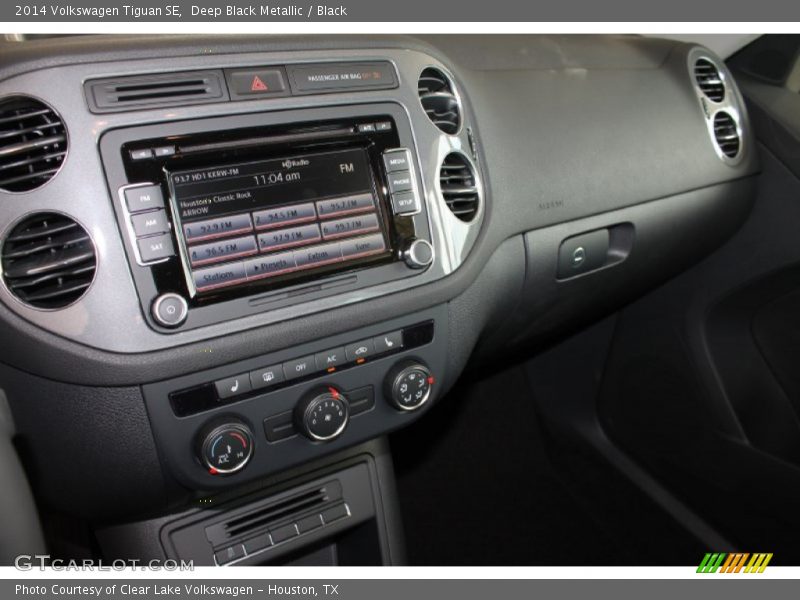 Deep Black Metallic / Black 2014 Volkswagen Tiguan SE