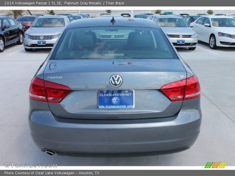 Platinum Gray Metallic / Titan Black 2014 Volkswagen Passat 2.5L SE