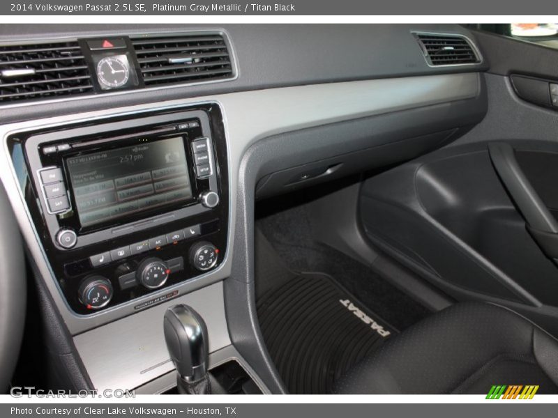 Platinum Gray Metallic / Titan Black 2014 Volkswagen Passat 2.5L SE