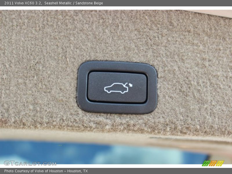 Seashell Metallic / Sandstone Beige 2011 Volvo XC60 3.2