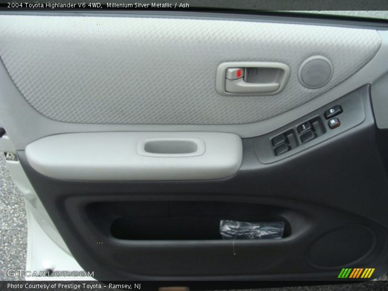 Millenium Silver Metallic / Ash 2004 Toyota Highlander V6 4WD