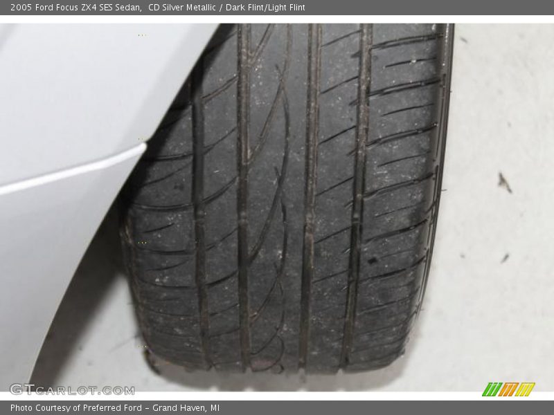 CD Silver Metallic / Dark Flint/Light Flint 2005 Ford Focus ZX4 SES Sedan