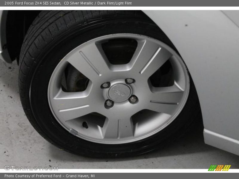 CD Silver Metallic / Dark Flint/Light Flint 2005 Ford Focus ZX4 SES Sedan