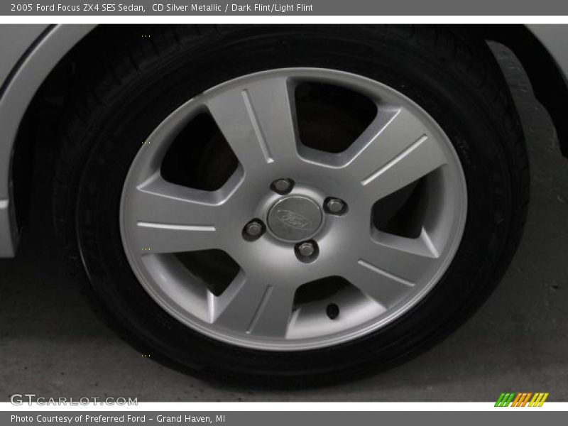 CD Silver Metallic / Dark Flint/Light Flint 2005 Ford Focus ZX4 SES Sedan