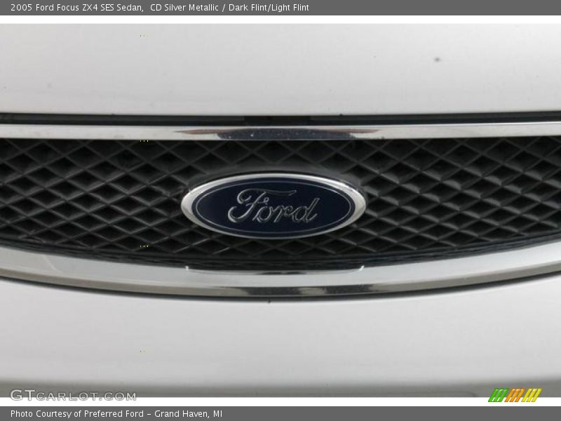 CD Silver Metallic / Dark Flint/Light Flint 2005 Ford Focus ZX4 SES Sedan