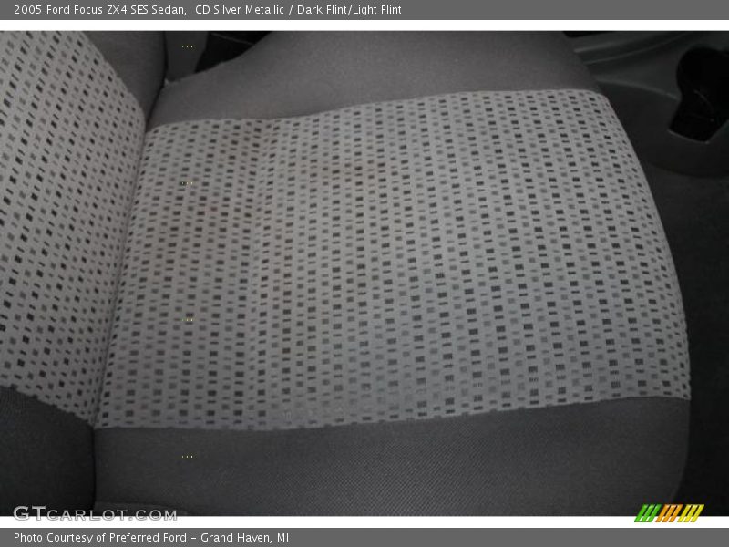 CD Silver Metallic / Dark Flint/Light Flint 2005 Ford Focus ZX4 SES Sedan