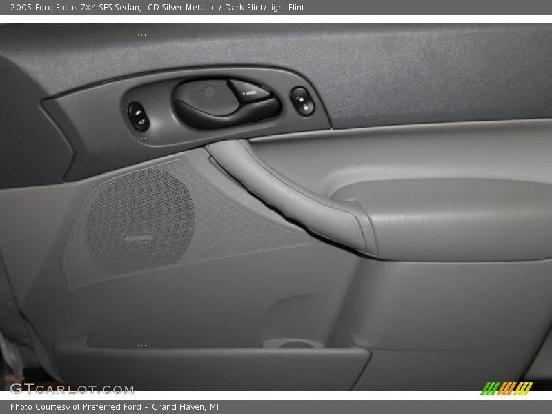 CD Silver Metallic / Dark Flint/Light Flint 2005 Ford Focus ZX4 SES Sedan