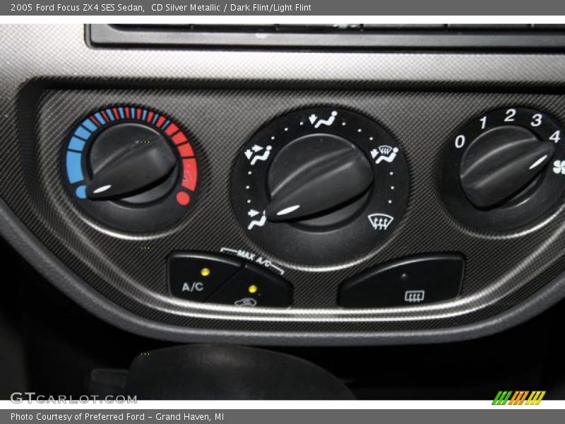 CD Silver Metallic / Dark Flint/Light Flint 2005 Ford Focus ZX4 SES Sedan