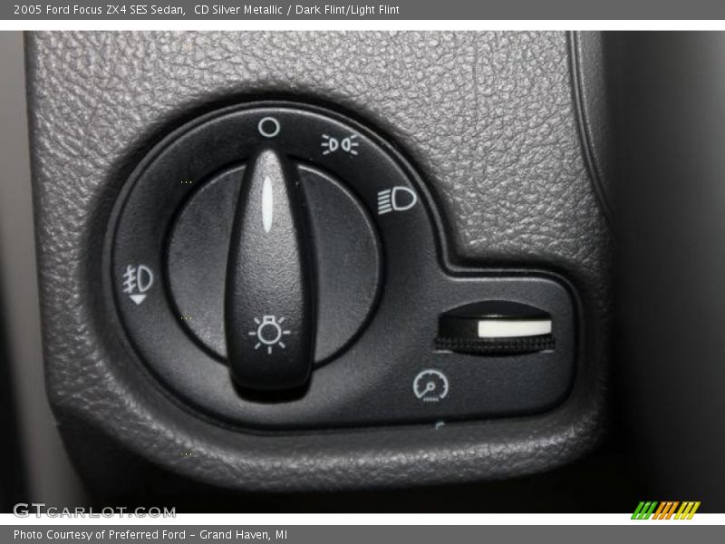 CD Silver Metallic / Dark Flint/Light Flint 2005 Ford Focus ZX4 SES Sedan