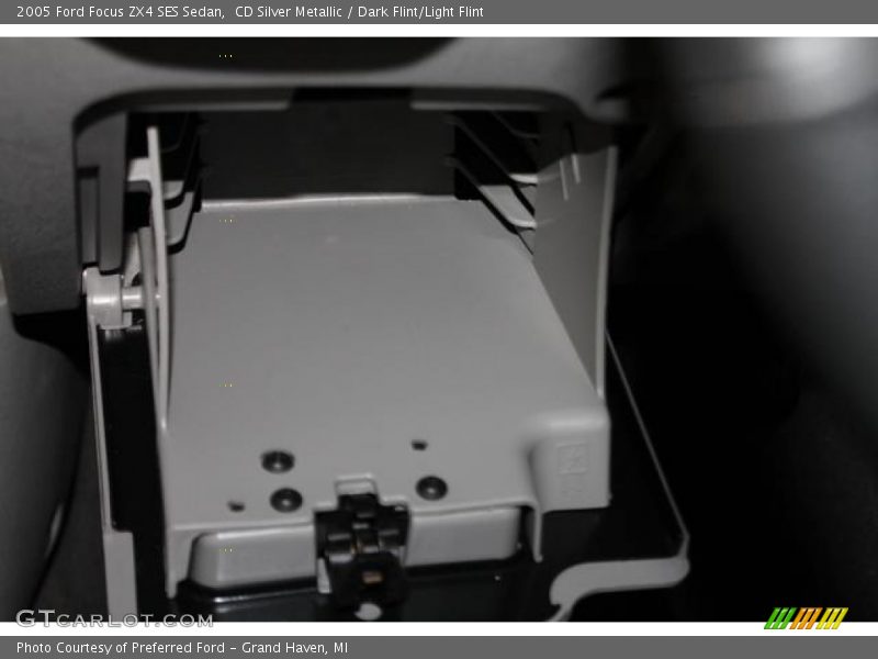 CD Silver Metallic / Dark Flint/Light Flint 2005 Ford Focus ZX4 SES Sedan