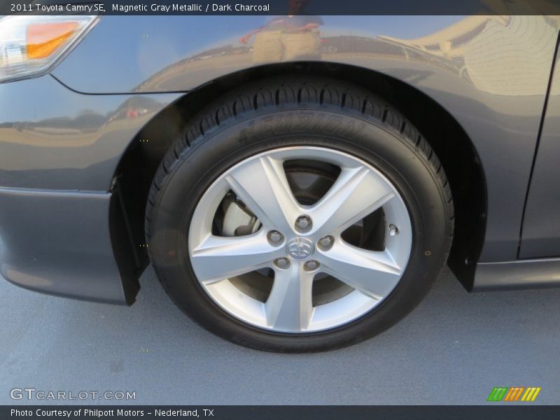 Magnetic Gray Metallic / Dark Charcoal 2011 Toyota Camry SE