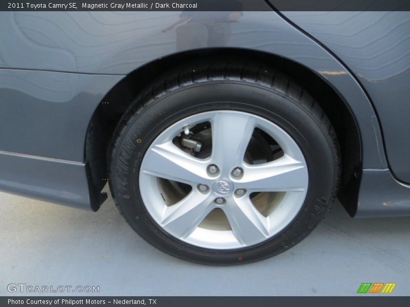 Magnetic Gray Metallic / Dark Charcoal 2011 Toyota Camry SE