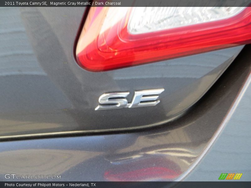 Magnetic Gray Metallic / Dark Charcoal 2011 Toyota Camry SE