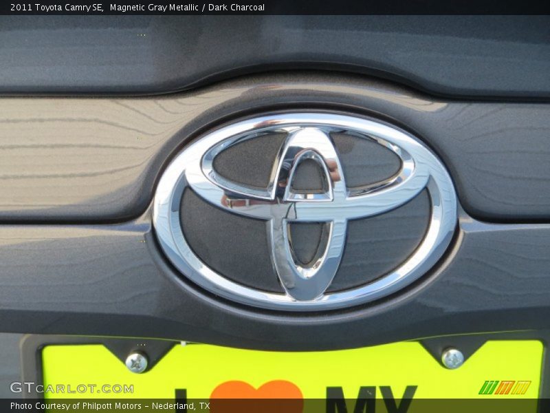 Magnetic Gray Metallic / Dark Charcoal 2011 Toyota Camry SE