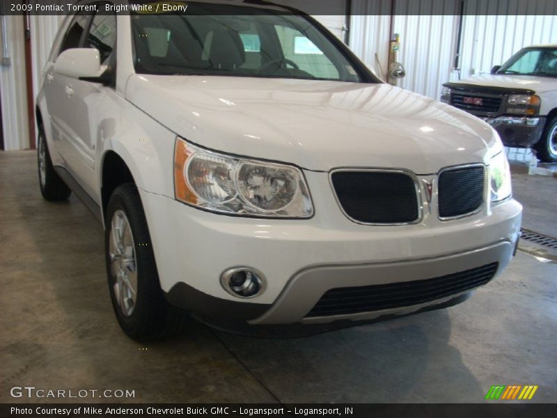 Bright White / Ebony 2009 Pontiac Torrent