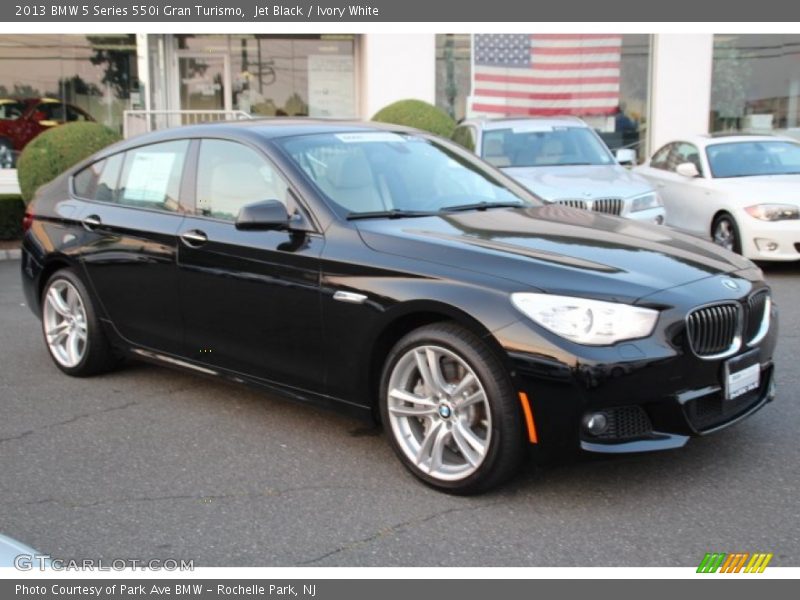 Front 3/4 View of 2013 5 Series 550i Gran Turismo