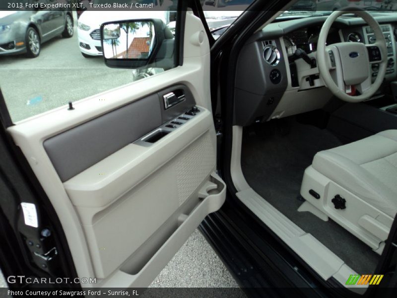 Tuxedo Black / Camel 2013 Ford Expedition XLT