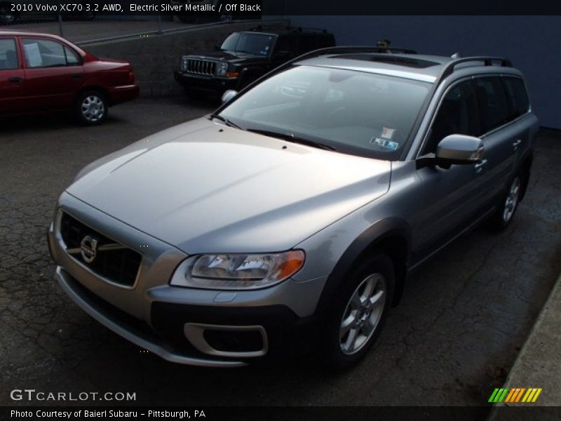 Electric Silver Metallic / Off Black 2010 Volvo XC70 3.2 AWD