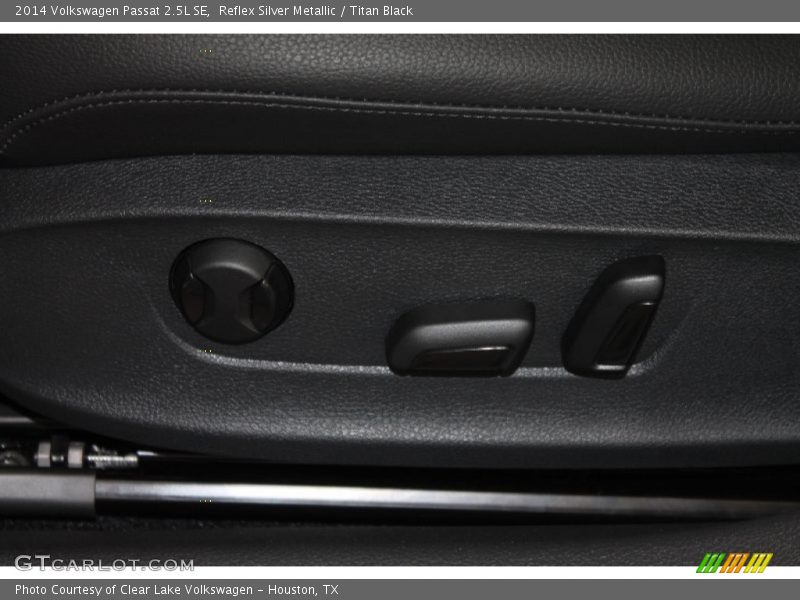 Reflex Silver Metallic / Titan Black 2014 Volkswagen Passat 2.5L SE
