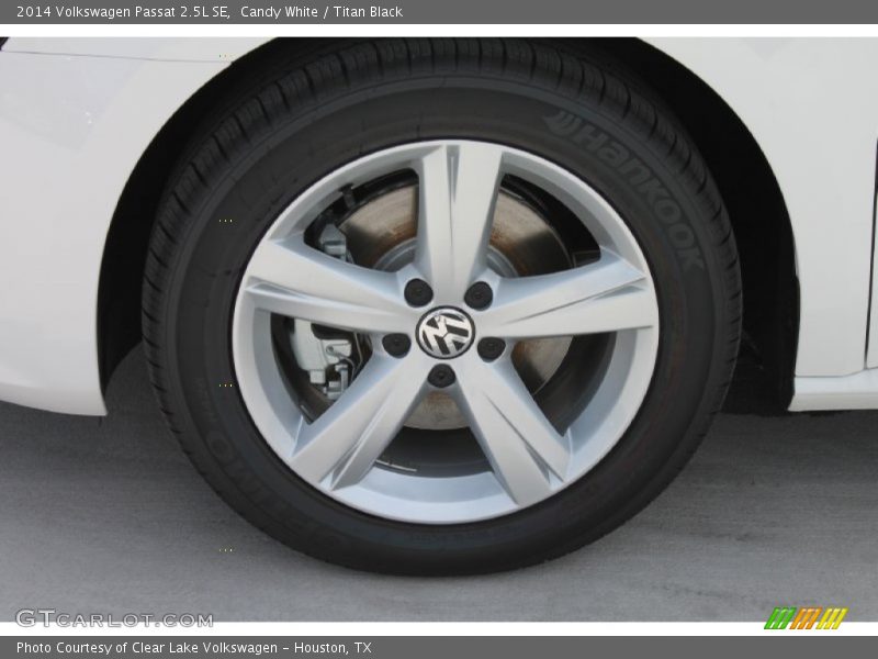 Candy White / Titan Black 2014 Volkswagen Passat 2.5L SE