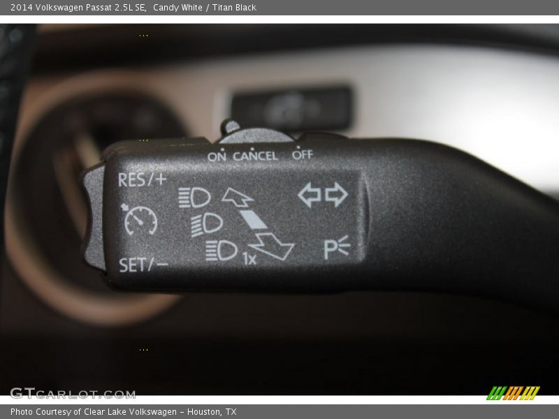 Candy White / Titan Black 2014 Volkswagen Passat 2.5L SE