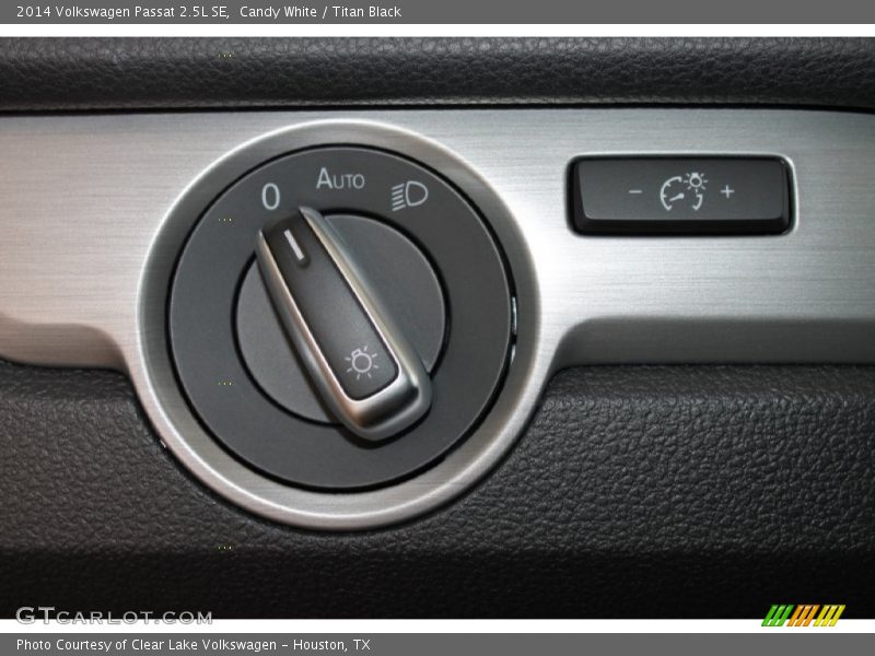 Candy White / Titan Black 2014 Volkswagen Passat 2.5L SE