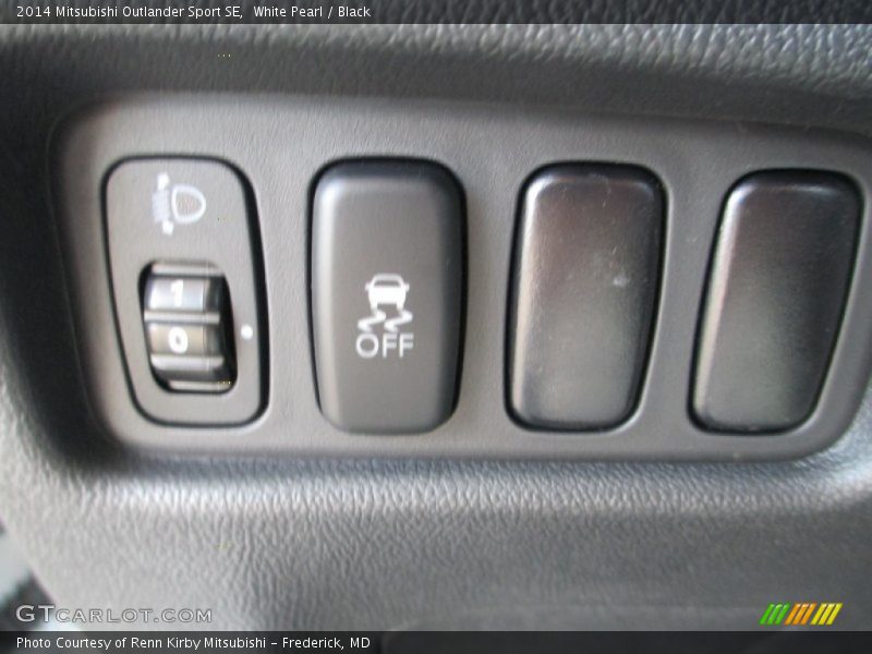 White Pearl / Black 2014 Mitsubishi Outlander Sport SE
