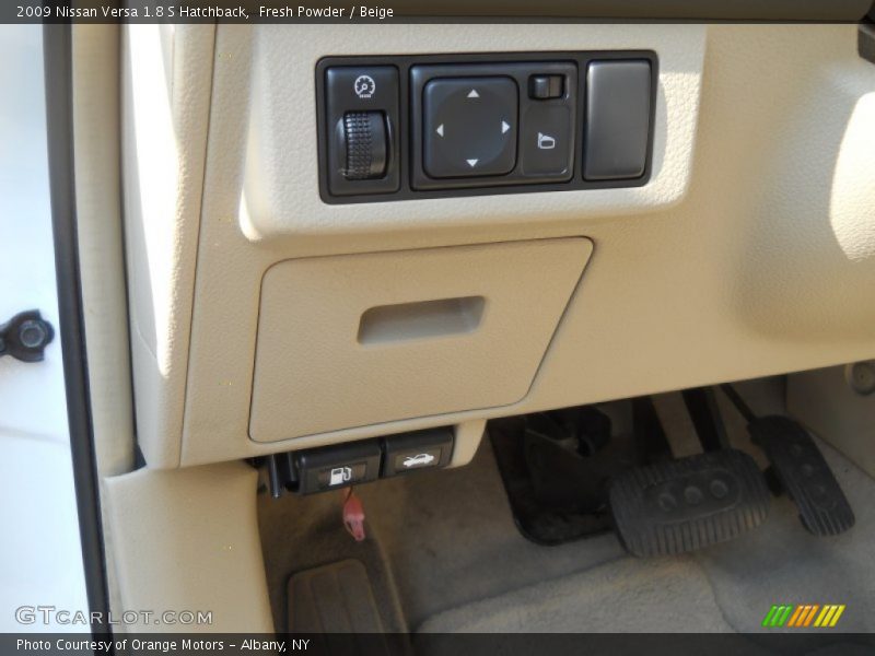 Fresh Powder / Beige 2009 Nissan Versa 1.8 S Hatchback