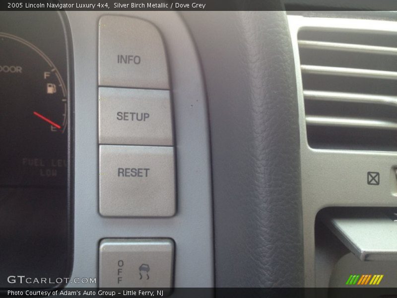 Silver Birch Metallic / Dove Grey 2005 Lincoln Navigator Luxury 4x4