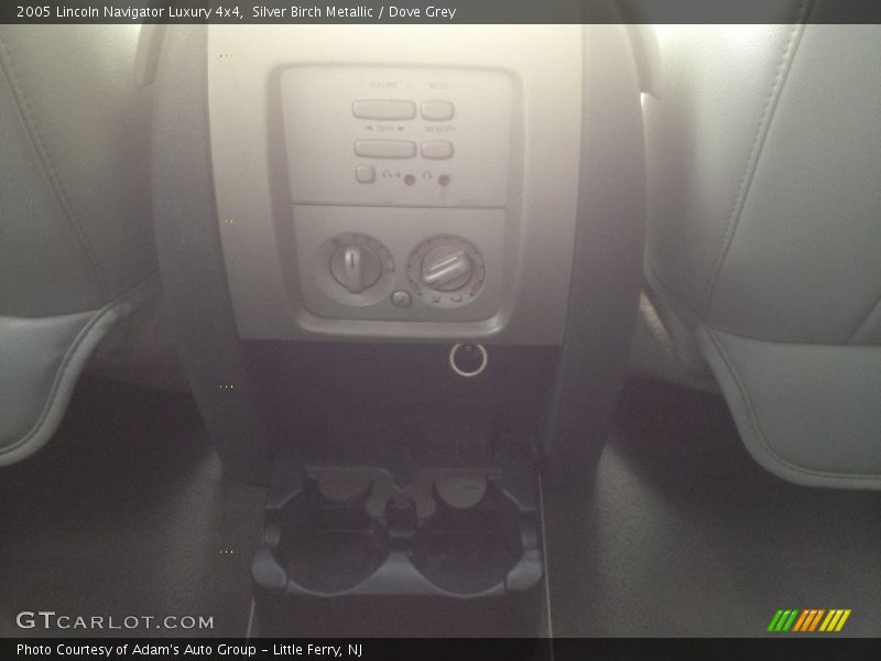 Silver Birch Metallic / Dove Grey 2005 Lincoln Navigator Luxury 4x4