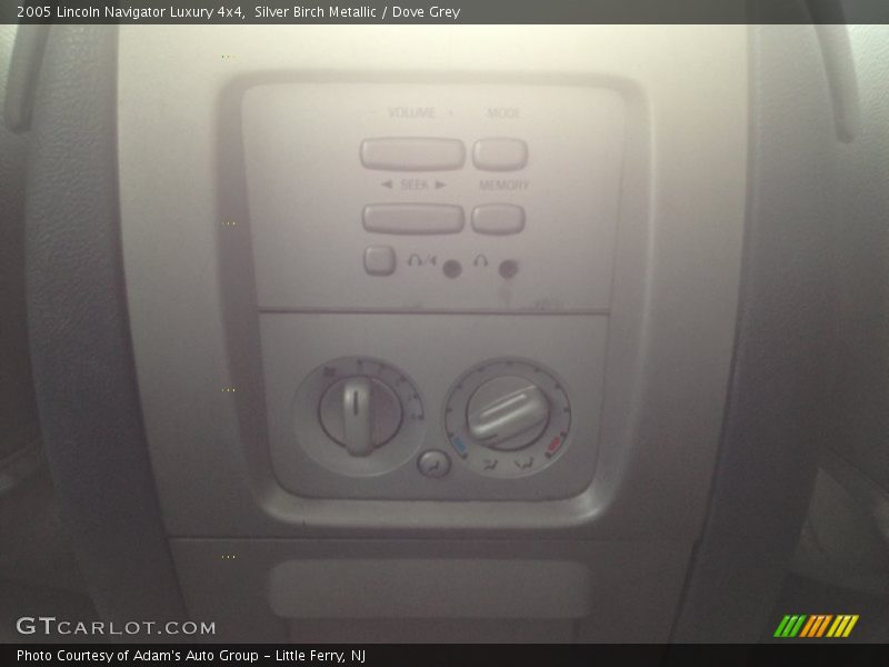 Silver Birch Metallic / Dove Grey 2005 Lincoln Navigator Luxury 4x4