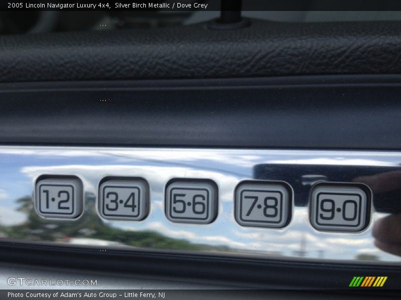 Silver Birch Metallic / Dove Grey 2005 Lincoln Navigator Luxury 4x4